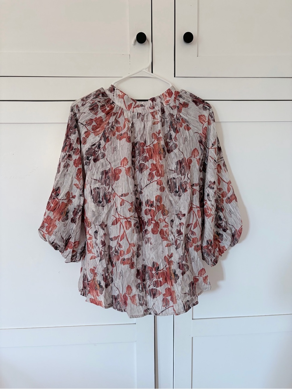 Easel Gray Red Floral Puff Blouse Size Small